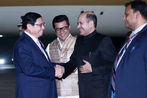 Indian officials welcome PM Pham Minh Chinh at the Palam Airbase in New Delhi. (Photo: VNA)