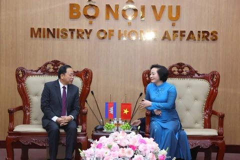 Minister of Home Affairs Pham Thi Thanh Tra hosts Cambodian Minister of Cults and Religions Chay Borin in Hanoi on July 31. (Photo: VNA)