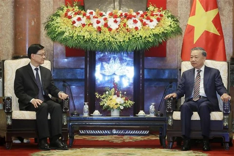 President To Lam (R) receives Chief Executive of China’s Hong Kong Special Administrative Region Lee Ka-chiu in Hanoi on August 1. (Photo: VNA)