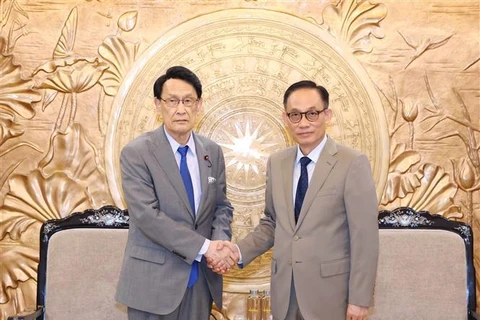 Chairman of the CPV Central Committee's Commission for External Relations Le Hoai Trung (R) and Chairman of the Policy Research Council of the Liberal Democratic Party (LDP) of Japan Tokai Kisaburo at their meeting on August 2 (Photo: VNA)