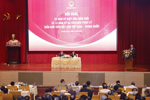 At the conference to review 25 years since the signing of the Vietnam-China border treaty and 15 years since the signing of three legal documents on the land border between Vietnam and China.(Photo: VNA)