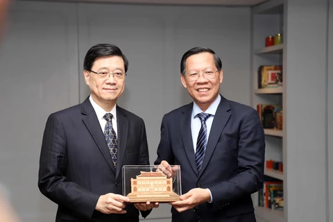 Chairman of the municipal People’s Committee Phan Van Mai (R) and Chief Executive of the Hong Kong Special Administrative Region John Lee Ka-chiu. (Photo: VNA)