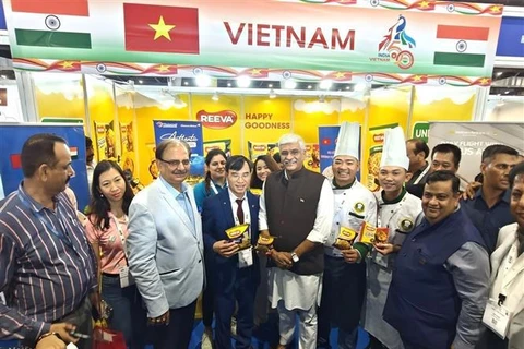 Indian Minister of Culture and Tourism Gajendra Singh Shekhawat (fourth, left) attends the inauguration of Vietnam's booth at IHE 2024. (Photo: VNA)