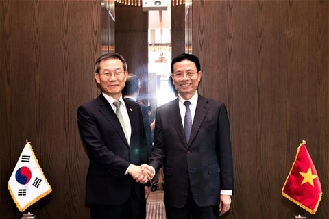 Minister of Information and Communications Nguyen Manh Hung and Korean Minister of Science and ICT Lee Jong-ho (Photo: VNA)