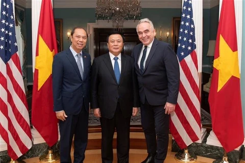 Politburo member, Director of the Ho Chi Minh National Academy of Politics and Chairman of the Central Theory Council Nguyen Xuan Thang Thang (centre) and Vietnamese Ambassador to the US Nguyen Quoc Dung (left) at a meeting with Deputy Secretary of State Kurt Campbell (Photo: VNA)