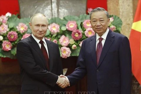 General Secretary of the Communist Party of Vietnam (CPV) Central Committee and State President To Lam and Russian President Vladimir Putin (Photo: VNA) 