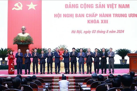 Politburo member and Prime Minister Pham Minh Chinh (seventh from right), on behalf of key leaders of the Party and State, presents flowers to congratulate President To Lam on being elected as General Secretary of the 13th Communist Party of Vietnam Central Committee (Photo: VNA).