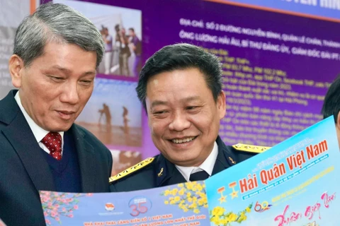 Colonel Nguyen Van Toan, Editor-in-Chief of the Hai Quan Viet Nam (Vietnam Navy) newspaper (R) is confident in the nation's comprehensive development. (Photo: VNA)