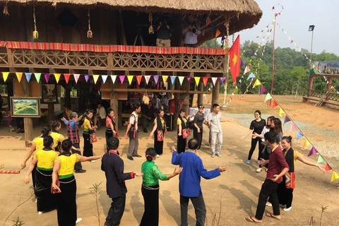 Activities held at the Vietnamese Ethnic Culture and Tourism Village have increased exchanges among residing ethnic groups, contributing to attracting more tourists to the village (Photo: dangcongsan.vn)