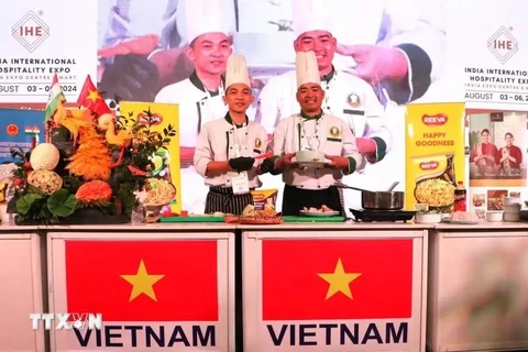 Fruit carver Pham Van Dong and chef Nguyen Van Thong introduce their products at the Vietnam culinary festival in India. (Photo: VNA)