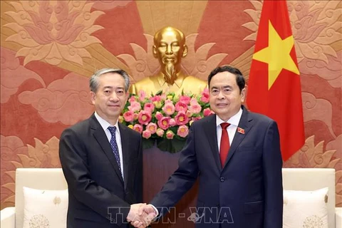 National Assembly Chairman Tran Thanh Man (R) receives Chinese Ambassador Xiong Bo in Hanoi on August 5. (Photo: VNA)