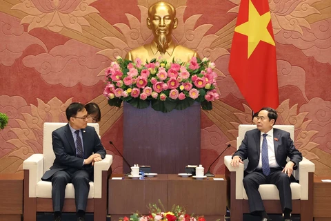 National Assembly (NA) Chairman Tran Thanh Man (right) on August 5 receives Ambassador of the Republic of Korea (RoK) to Vietnam Choi Young-sam. (Photo: VNA)