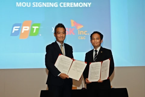 Kim Min-hyuk (left), head of SK C&C's global business, and Tran Deuk Chi-kwang, vice president of FPTIS, sign a business agreement at the "2024 Vietnam-Korea Digital Forum" held at Nuri Dream Square in Mapo-gu, Seoul. (Photo: fpt-is.com)