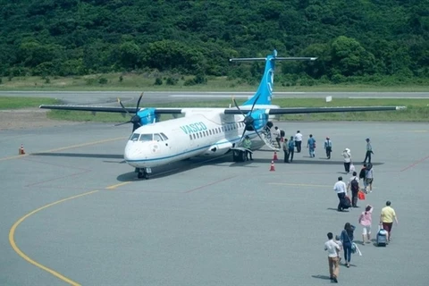 A plane picks up passengers at the Con Dao Airport (Photo: VNA)