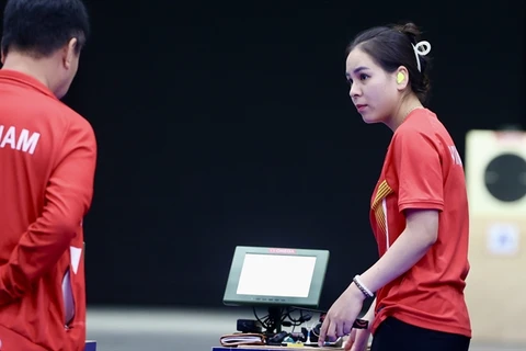 Trinh Thu Vinh (right) talks with her coach Park Chung Gun during her 10m air pistol event at the Paris Olympics. (Photo: VNA)