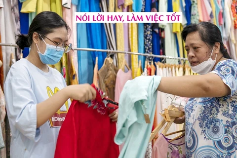 Women choose "ao dai" at the shop. (Photo: phunuvietnam.vn)