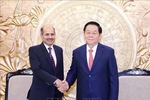 Chairman of the Commission for Information and Education Nguyen Trong Nghia (R) and Indian Ambassador Sandeep Arya (Photo: VNA)