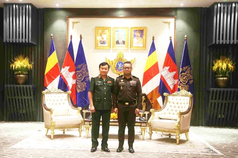 Vietnamese Deputy Defence Minister Sen. Lieut. Gen. Hoang Xuan Chien (L) and Cambodian Deputy Prime Minister and Minister of Defence General Tea Seiha (Photo: VNA)