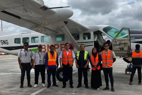 BMKG's Acting Deputy for Weather Modification Tri Handoko Seto (third from left), with airport authorities and flight crew at Aji Pangeran Tumenggung Pranoto Airport, Samarinda on August 9. (Photo: ANTARA)