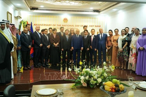 Delegates to the event take a group photo. (Source: VNA)