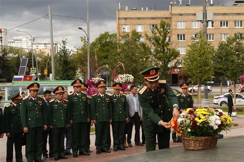 Minister of National Defence General Phan Van Giang and the high-ranking delegation of the Ministry of National Defence pay floral tribute to President Ho Chi Minh’s Monument in Moscow. (Photo: VNA)