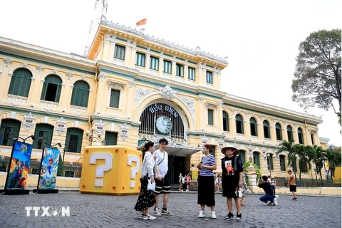 Tourists visit the Ho Chi Minh City Central Post Office. (Photo: VNA)