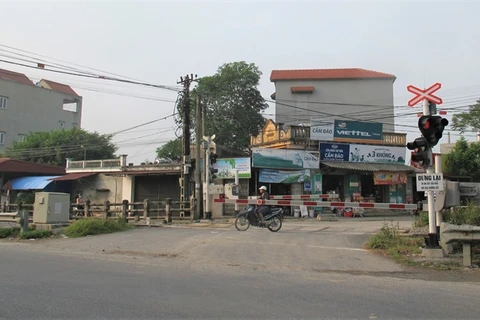 A railway crossing in the northern province of Nam Dinh. The Vietnam Railway Authority stated that this project involves the construction of overpasses and underpasses in combination with the local road systems along the railway lines to eliminate unauthorised crossings. (Photo: baogiaothong.vn) 