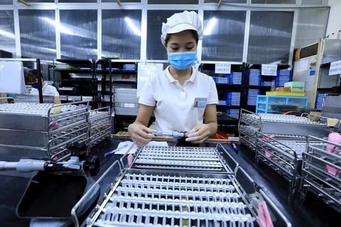 Lens production at a Japanese-invested firm in the northern province of Hoa Binh. (Photo: VNA)