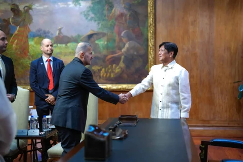 Emirates Nuclear Energy Corp. (ENEC) chairman and CEO Mohamed Al Hammadi pays President Ferdinand Marcos Jr. (firt, right) a courtesy call at Malacañang on August 12. (Photo: inquirer.net) 