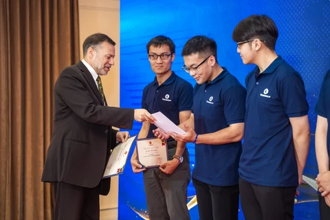 Individuals receive scholarships at the award ceremony. (Photo: VietnamPlus)