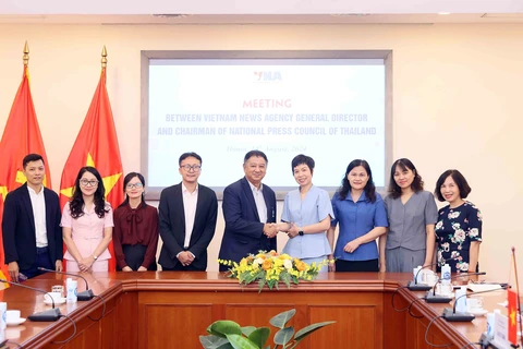 General Director of the Vietnam News Agency (VNA) Vu Viet Trang (fourth from right) on August 14 receives Chairman of the National Press Council of Thailand and Senior Advisor to the Thai Journalists Association Chavarong Limpattamapanee (centre). (Photo: VNA)