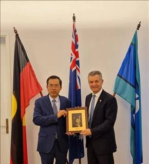 MP Matt Thistlethwaite, Assistant Minister for Immigration of Australia, and Vietnamese Ambassador Pham Hung Tam (right). (Photo: VNA)