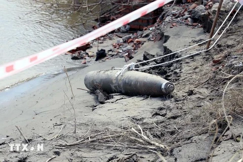 A war-time bomb weighing more than 100 kg is uncovered in Viet Tri City, the province of Phu Tho, on August 14. (Photo: VNA)