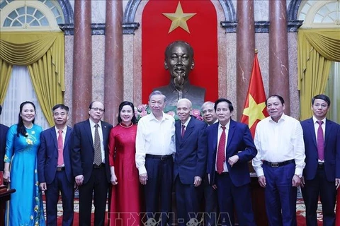 Party General Secretary and President To Lam (fifth, left) on August 15 meets with former guards and medical workers who served President Ho Chi Minh during the time he lived and worked at the Presidential Palace in Hanoi from 1954-1969. (Photo: VNA)