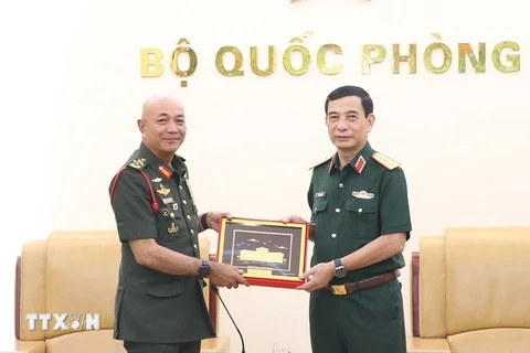 General Phan Van Giang (R), Minister of National Defence presents a souvenir to General Tan Sri Datuk Seri Mohammad bin Ab Rahman, Chief of Defence Forces of Malaysia in Hanoi on August 15 (Photo: VNA)