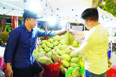 A farmer from the Mekong Delta province of Tieng Giang introduces his durian to a client (Photo: sggp.org.vn)