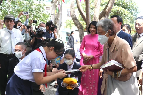 Thai Princess Maha Chakri Sirindhorn presents gifts to students at Nguyen Tat Thanh primary school (Photo: VNA)