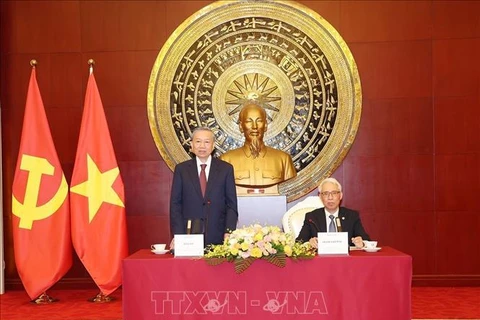 Party General Secretary and State President To Lam (standing) talks with the staff of the Vietnamese Embassy and representatives of the Vietnamese community in China. (Photo: VNA)