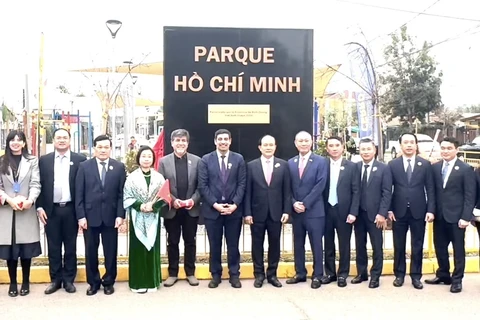 The Hanoi delegation visit Ho Chi Minh Monument in Santiago during their working trip to Chile. (Photo: VNA)