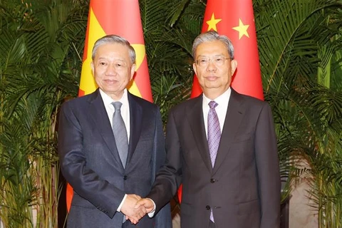 Party General Secretary and President To Lam (L) and Chairman of the Standing Committee of the National People's Congress of China Zhao Leji (Photo: VNA)