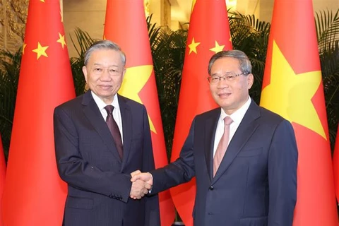 Vietnamese Party General Secretary and President To Lam (L) and Chinese Premier Li Qiang (Photo: VNA)