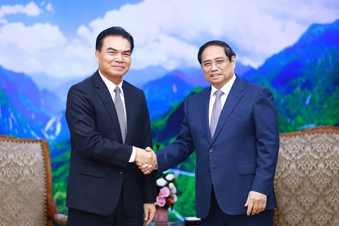 Prime Minister Pham Minh Chinh (R) and visiting Lao Minister of Planning and Investment and Chairman of the Laos-Vietnam Cooperation Committee Phet Phomphiphak at their meeting in Hanoi on August 19. (Photo: VNA).