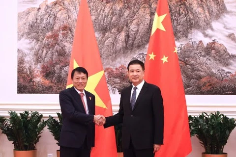 Vietnamese Minister of Public Security Sen. Lieut. Gen. Luong Tam Quang (L) and his Chinese counterpart Wang Xiaohong (Photo: VNA)