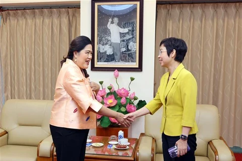 VNA General Director Vu Viet Trang (R) and PRD Director General Sudruetai Lertkasem (Photo: VNA)