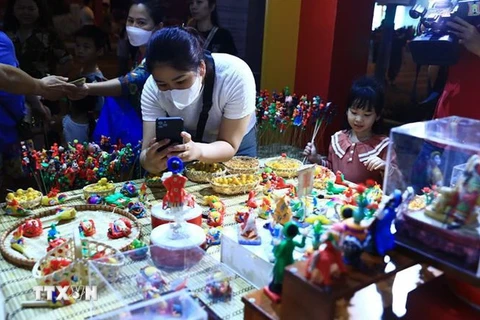 Visitors at the Hanoi Tourism Gift Festival 2023. (Photo: VNA)