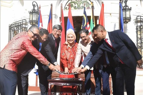 Ambassadors of ASEAN countries to Cuba together cut a cake to celebrate the 57th founding anniversary of the bloc. (Photo: VNA)