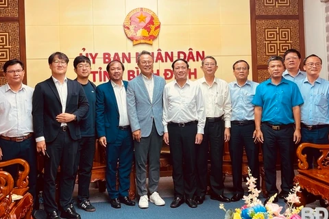 Provincial leaders and Korean Air delegation in Ho Chi Minh City pose for a group photo. (Photo: baobinhdinh.vn)