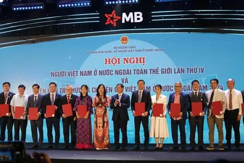 Minister of Foreign Affairs Bui Thanh Son (8th from right) and Deputy Minister of Foreign Affairs Le Thi Thu Hang (8th from left), Chairwoman of the State Committee for Overseas Vietnamese, witness the signing of 10 Memoranda of Understanding and cooperation agreements within the framework of the conference and the forum. (Photo: VNA)