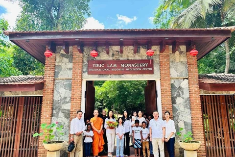 A delegation from the Vietnamese Embassy in Sri Lanka in a visit to the Truc Lam Zen Monastery (Photo: VNA)