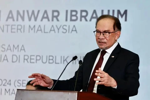 Malaysian Prime Minister Datuk Seri Anwar Ibrahim delivers a speech during a gathering with the Malaysian diaspora in India at the multipurpose hall of the Malaysian High Commission in India on Aug 20, 2024. (Source: Bernama)